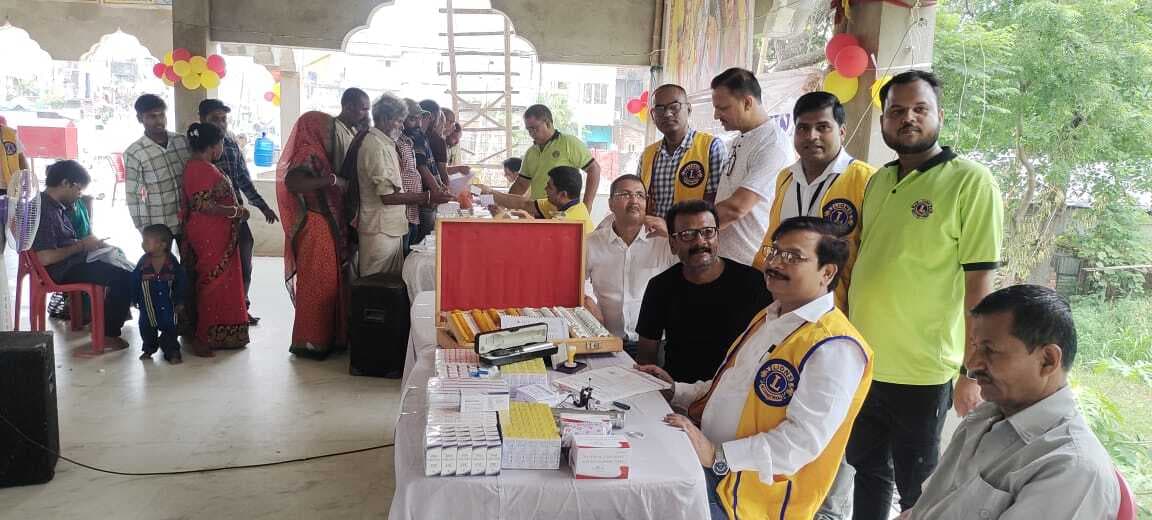 नि:शुल्क स्वास्थ्य शिविर में पांच सौ लोगों का किया गया उपचार