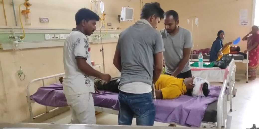 दो बाइकों की टक्कर में दो युवक घायल