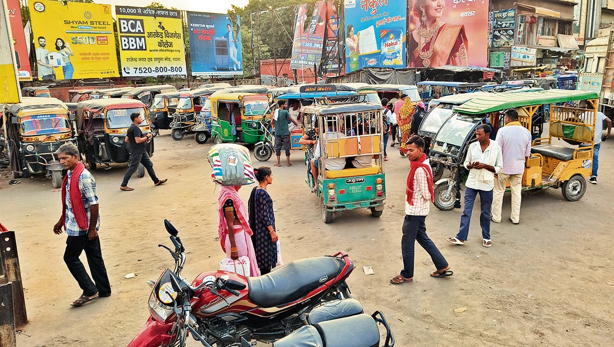 बक्सर स्टेशन के बाहर ऑटो चालकों की मनमानी से लगता है जाम