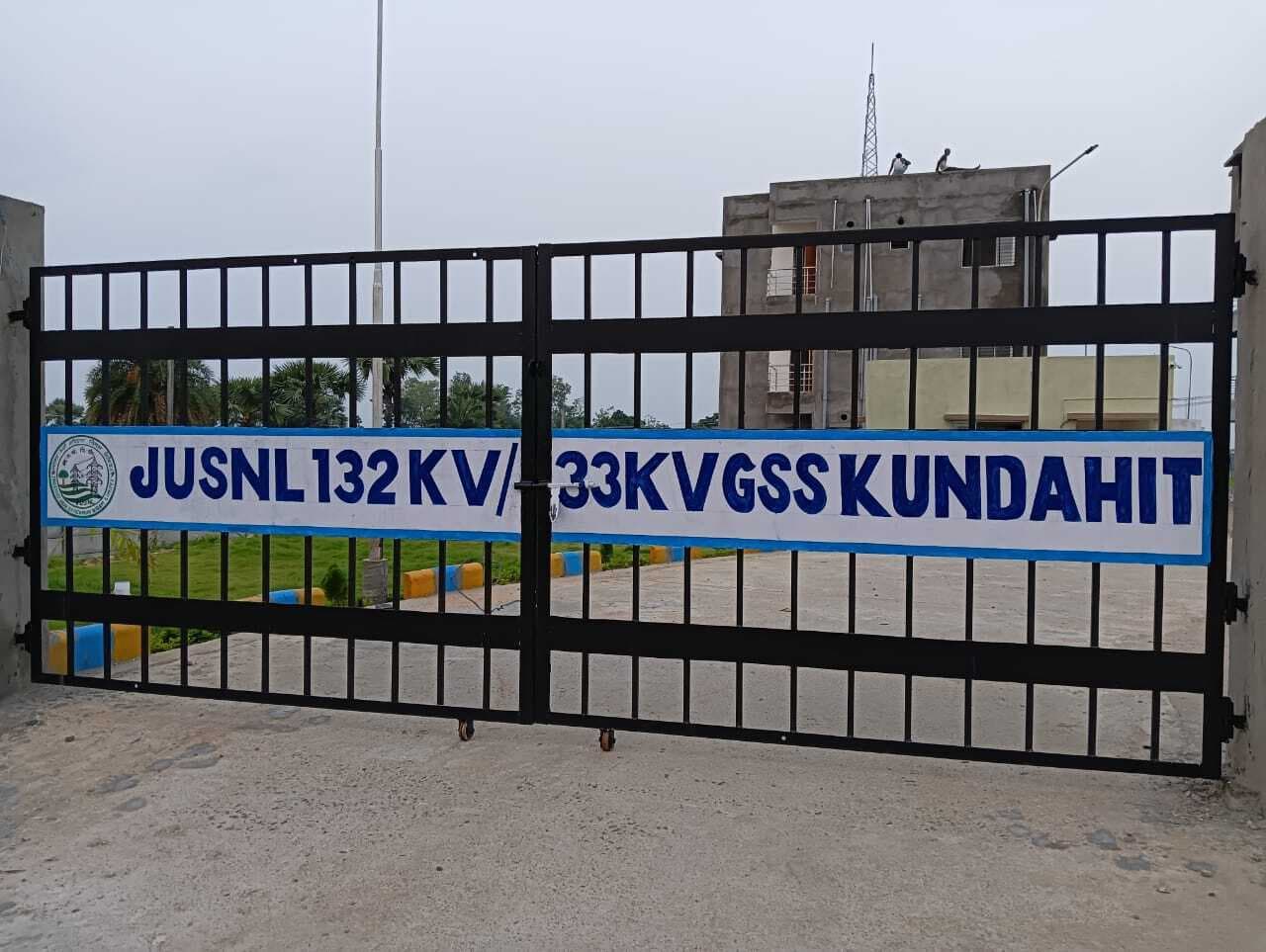 नियोजन से हटाए गये कर्मियों ने किया प्रदर्शन