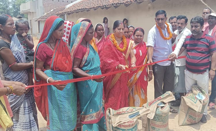 श्रीपुर पंचायत में किसानों के बीच धान के बीज वितरित