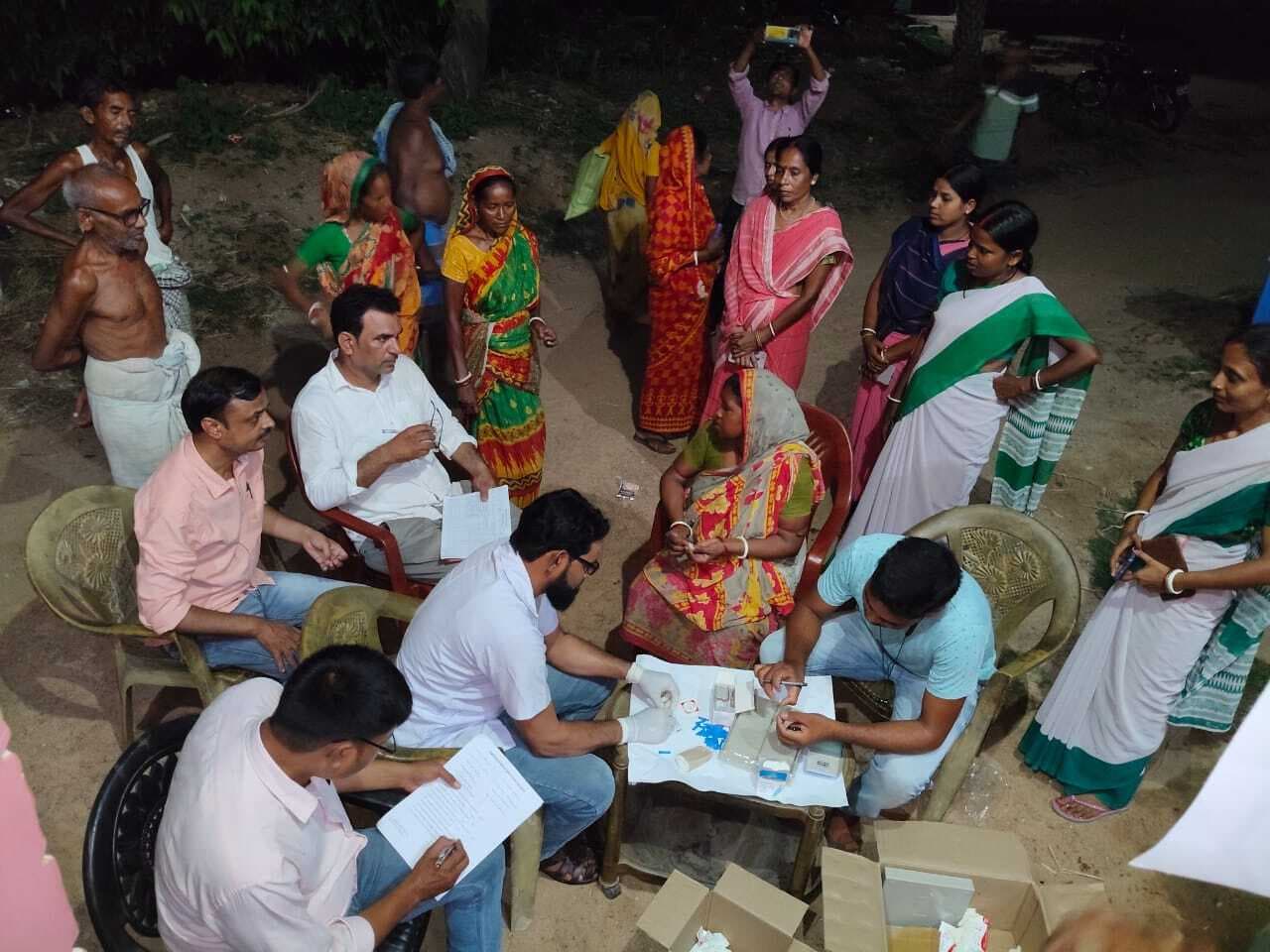 स्वास्थ्यकर्मी ने फाइलेरिया जांच के लिए लिया ब्लड सैंपल