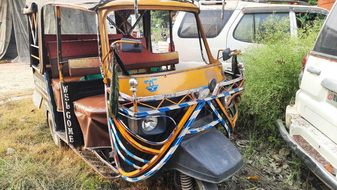 टायर फटने से ऑटो पलटा, एक की मौत, नौ घायल