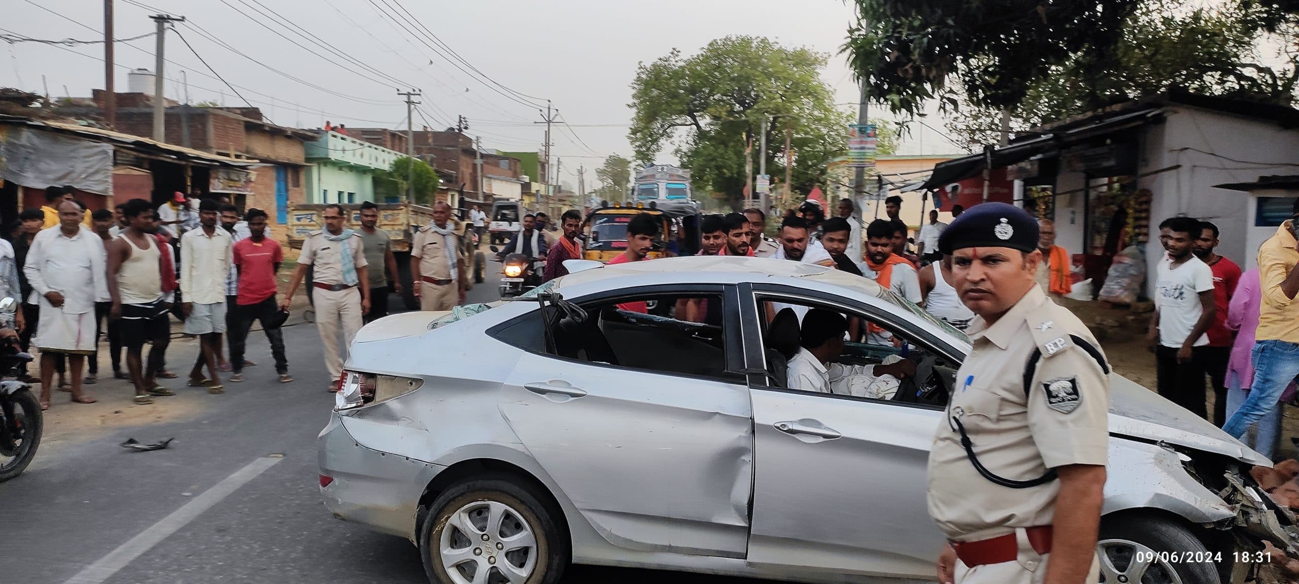 कार ने एक व्यक्ति को रौंद बाइक में मारी टक्कर