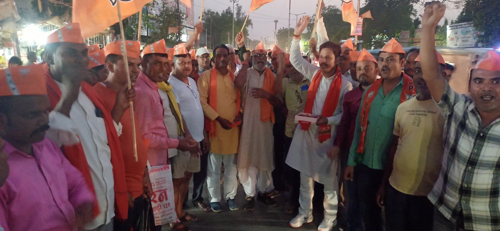 आ गया मोदी ही, जश्न में डूबे समर्थक व कार्यकर्ता