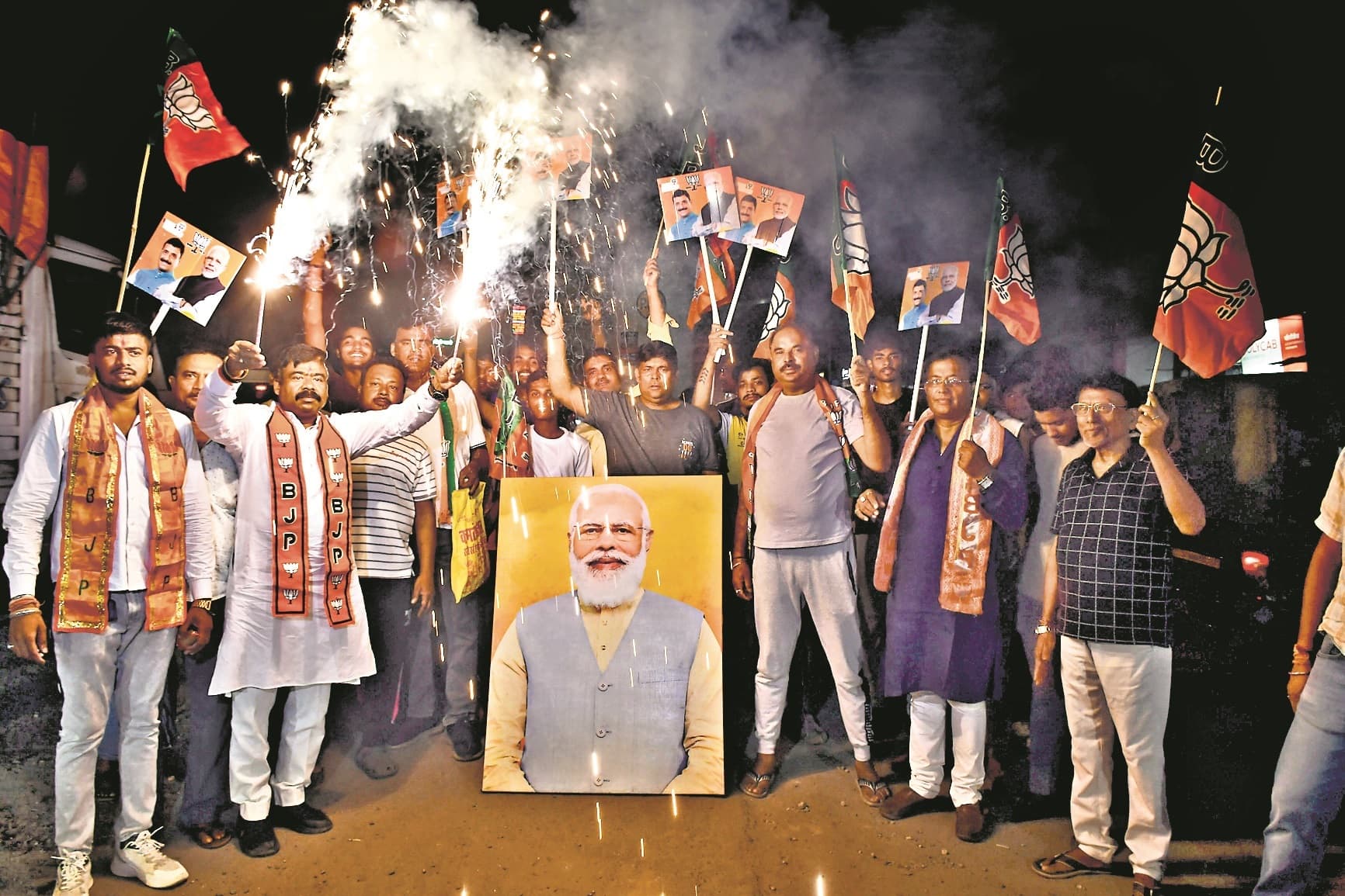 भाजपा कार्यकर्ताओं ने जश्न मनाया, कहा : पीएम ने झारखंड का मान बढ़ाया