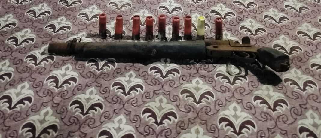 हथियार व कारतूस के साथ अपराधी धराया