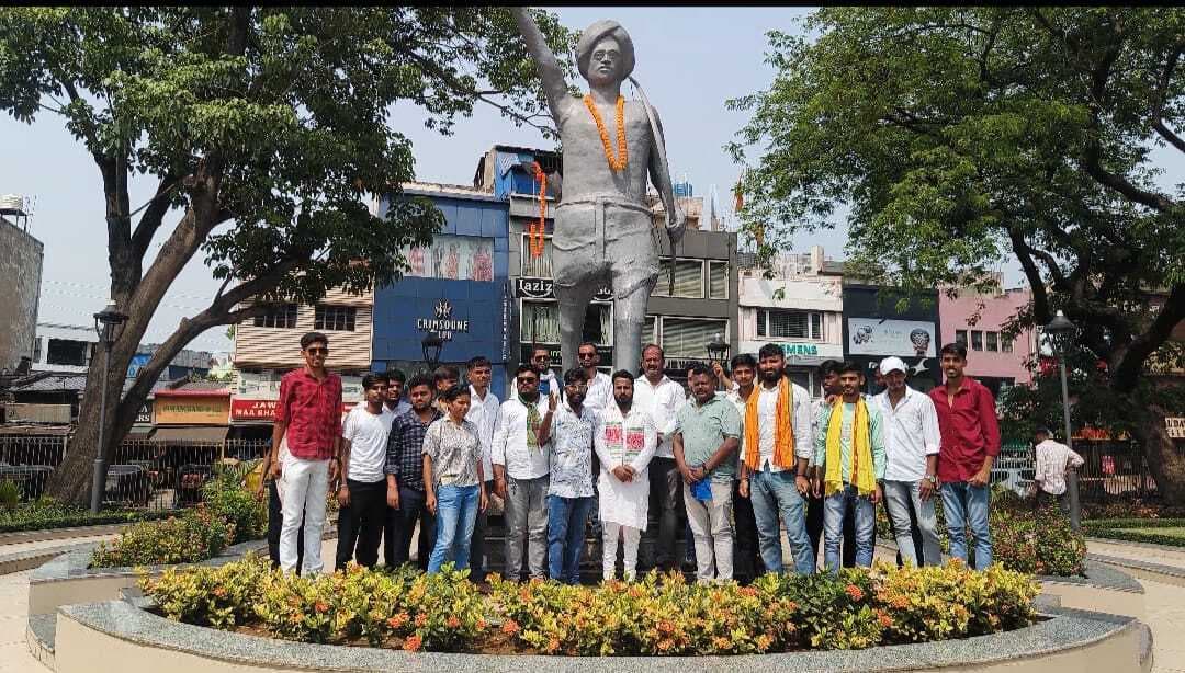 आजसू पार्टी ने बिरसा मुंडा की प्रतिमा पर माल्यार्पण कर दी श्रद्धांजलि