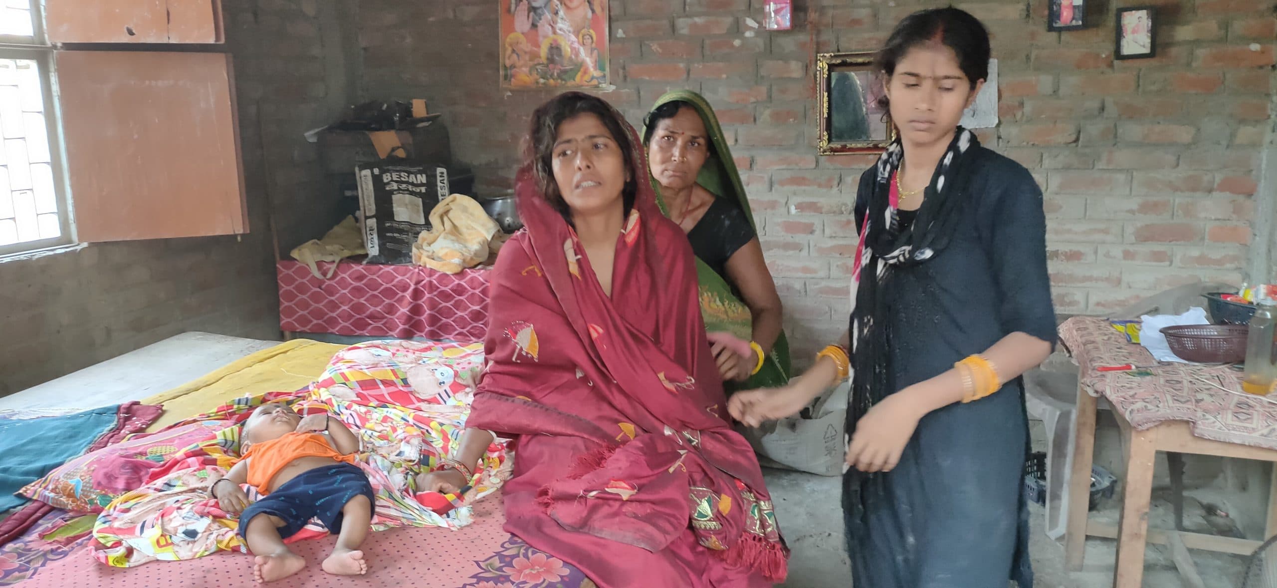 बिजली के खंबे में करेंट, संपर्क में आने से घास काट रही किशोरी की मौत