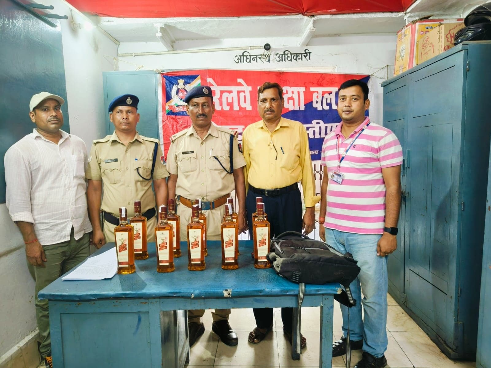 पार्सल ऑफिस के पास मिली शराब