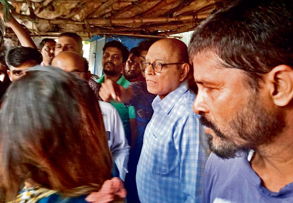 कोकर में कार ने स्कूटी में मारा धक्का, दंपती व बच्चा घायल