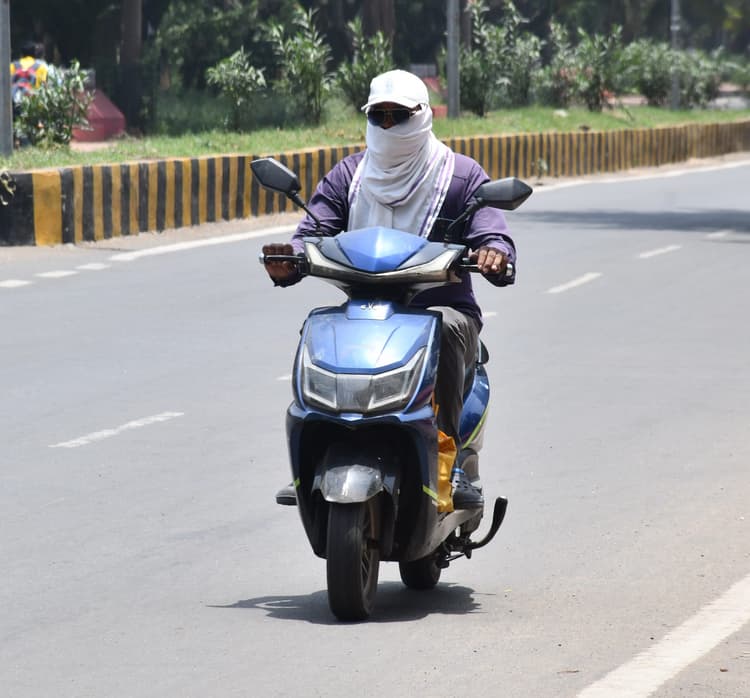 उफ्फ ये गर्मी! पारा 42 पार...गर्मी से हुआ हाल बेहाल