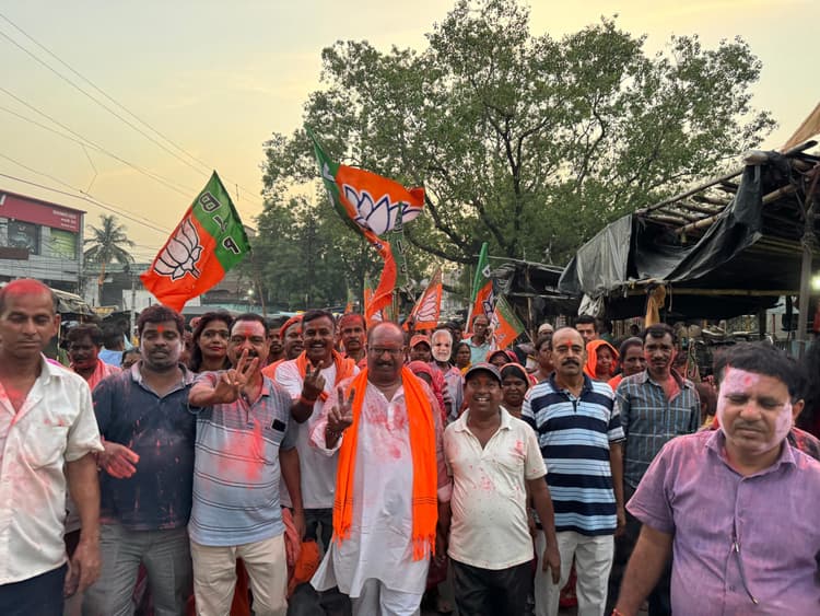 पीएम मोदी के तीसरी बार शपथ लेने पर मना जश्न