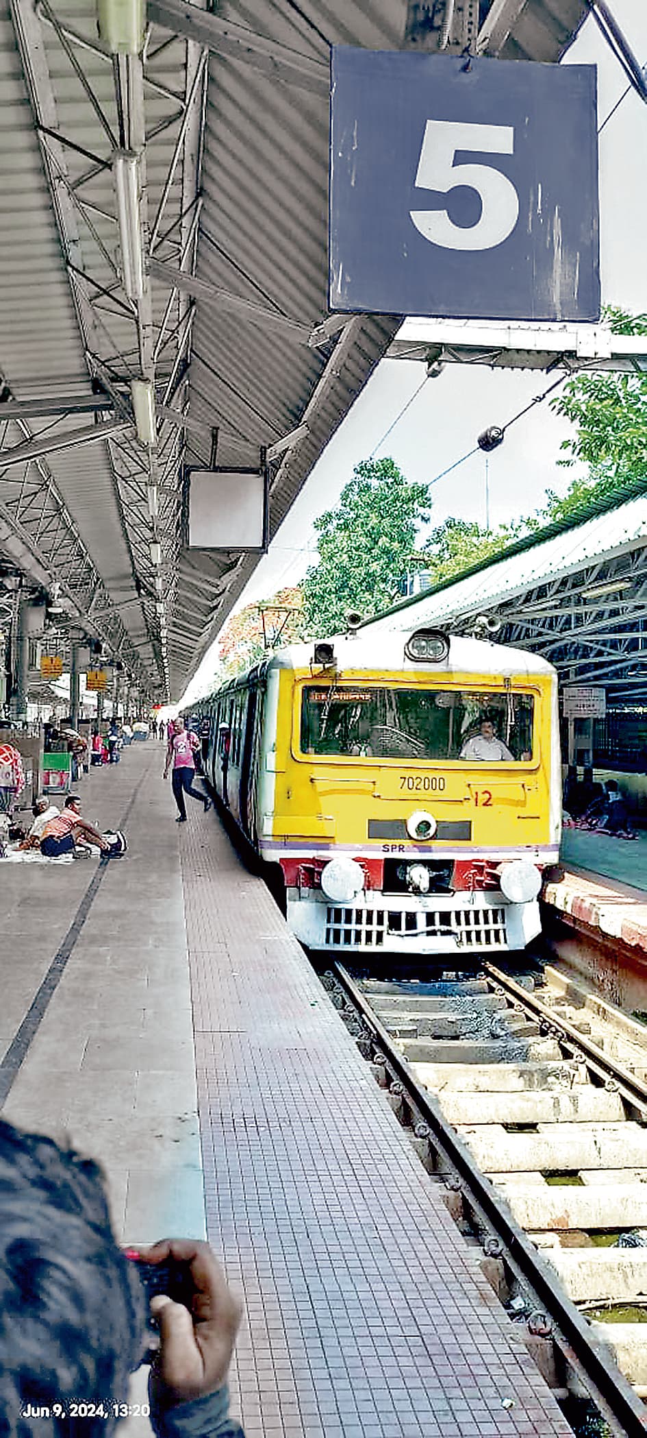 सियालदह में अब ट्रेन सेवा सामान्य