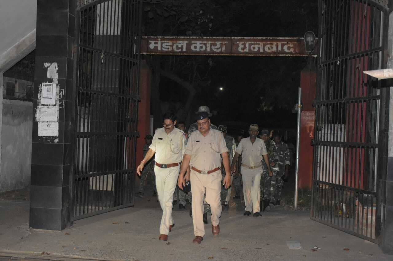 मंडल कारा में छापेमारी, मोबाइल समेत कई आपत्तिजनक सामान बरामद