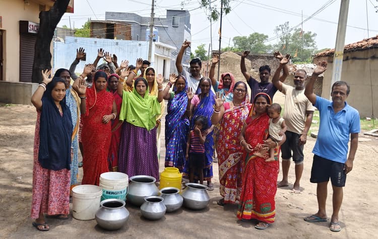 महेशपुर के ग्रामीणों ने सबमर्सेबल पंप के लिए किया प्रदर्शन