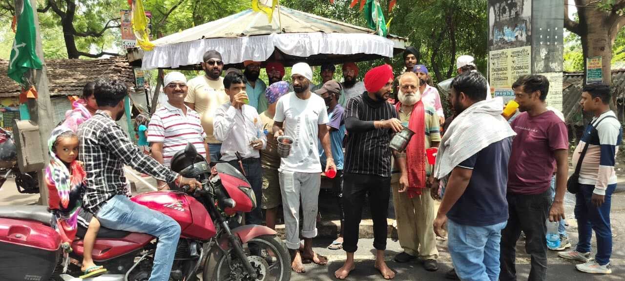 सिजुआ-कतरास में सिख समाज ने किया शरबत वितरण