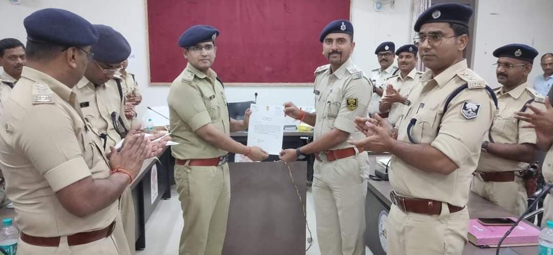बेहतर कार्य के लिए सौरबाजार थानाध्यक्ष सम्मानित