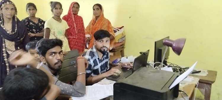 बैजनाथपुर व सौरबाजार में दो केंद्रों पर चल रहा है आधार बनाने का काम
