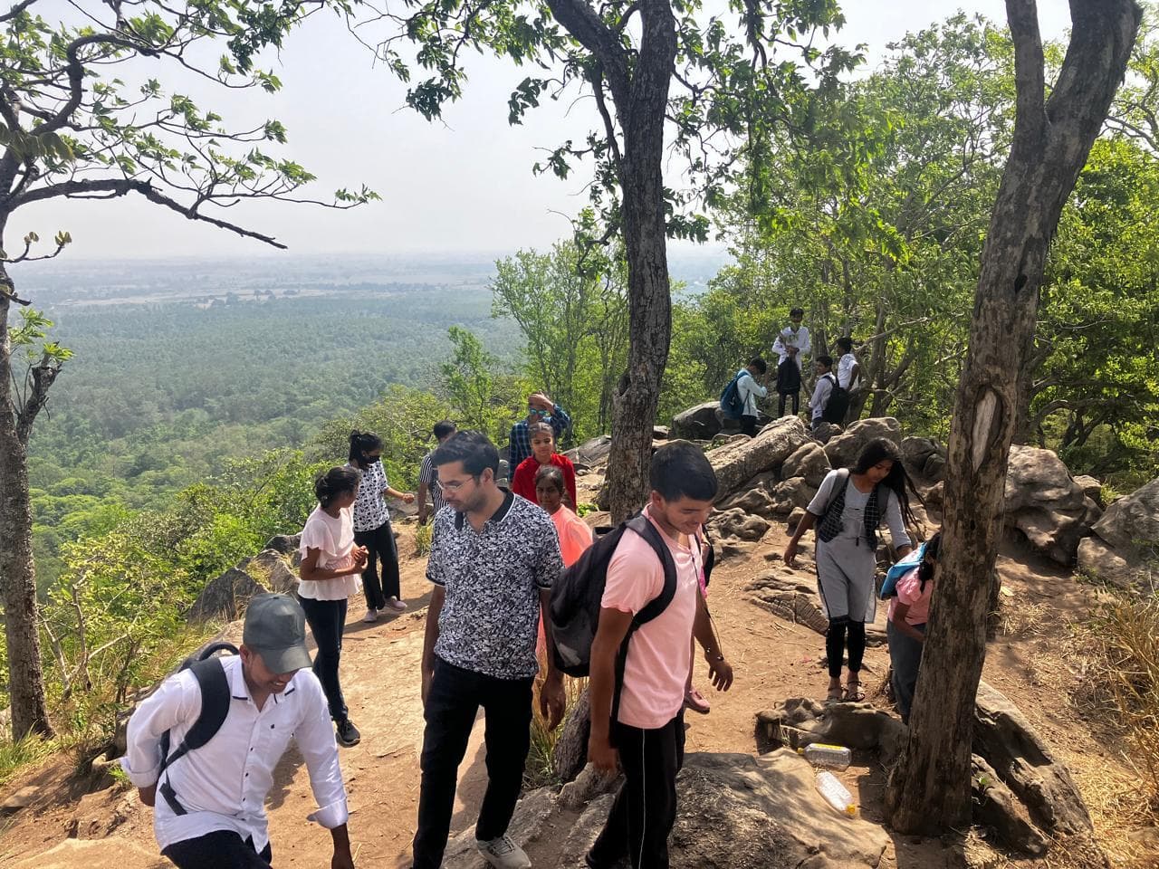 कैनहरी पहाड़ पर बच्चे सिख रहे रॉक क्लाइबिंग