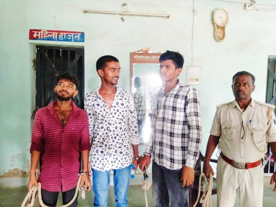 तीन युवक प्रतिबंधित कोडिनयुक्त कफ कोरेक्स के साथ गिरफ्तार