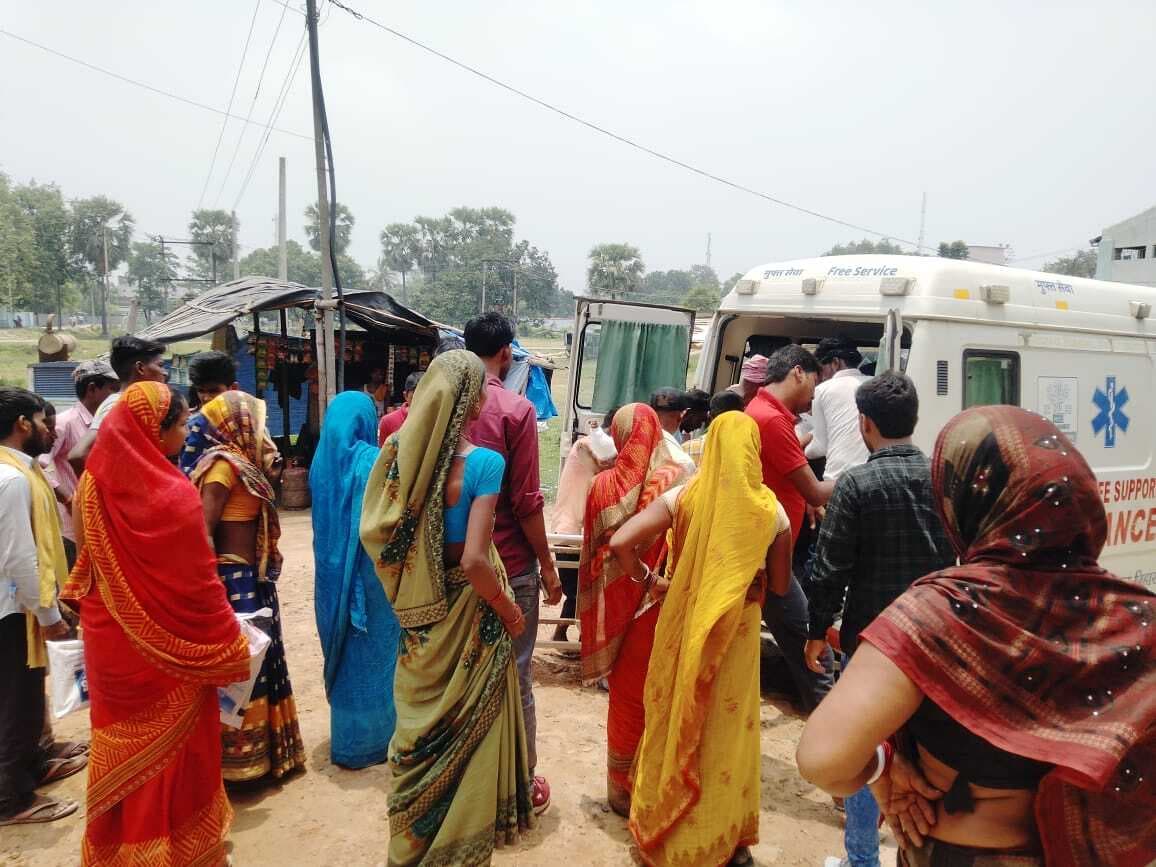 तेज रफ्तार बाइक सवार युवक सड़क हादसे का शिकार, जख्मी