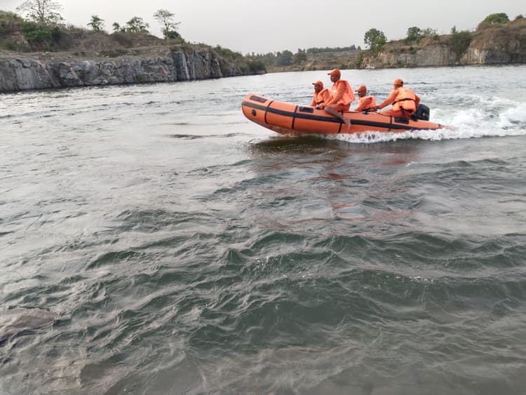 36 घंटे की रेस्क्यू के बाद भी चमेली झरना में नहीं मिला शव