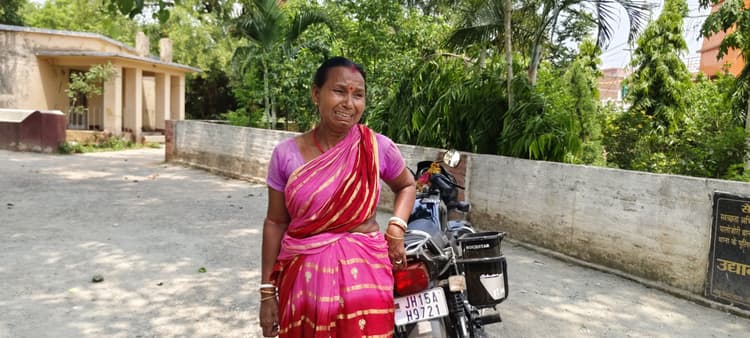 थाने के सामने महिला को बाइक से दिया धक्का, डिक्की तोड़ 37 हजार ले भागे बदमाश