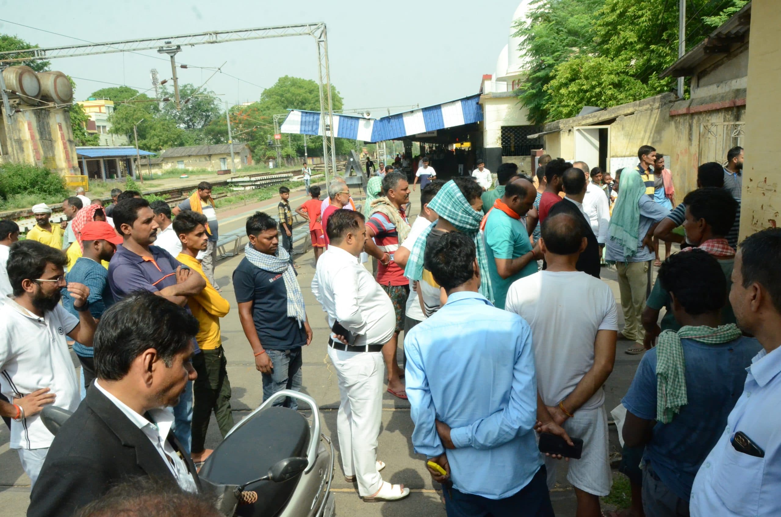 ट्रेन से कटकर अधिवक्ता अनिरुद्ध सिंह की मौत