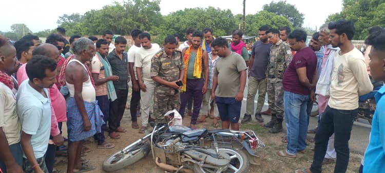 कार के बाइक में मारी टक्कर, चालक गंभीर