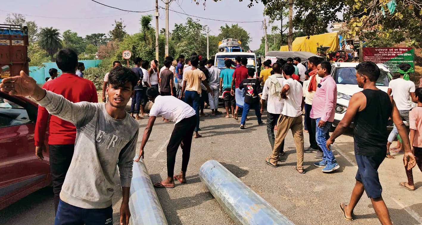 प्रशासनिक मदद नहीं मिलने से आक्रोशित ग्रामीणों ने जाम की सड़क