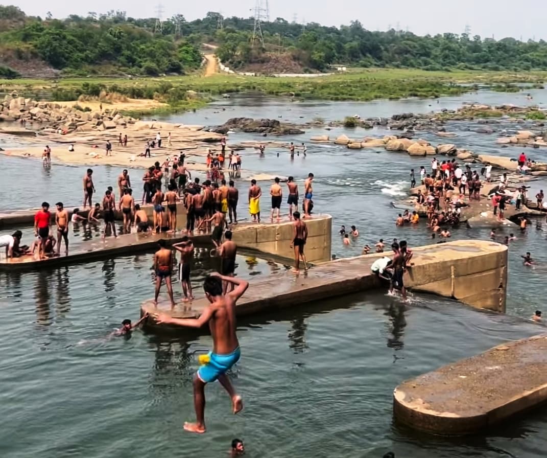 जल क्रीड़ा के लिए चर्चित हो रहा चंद्रपुरा में दामोदर नदी का बरवाघाट तट