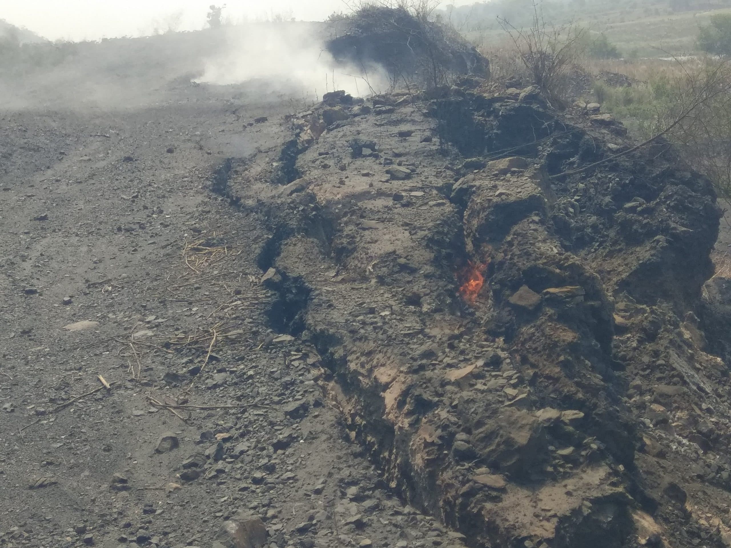 रिजेक्ट कोयला में लगी आग हुई तेज, मार्ग को खतरा