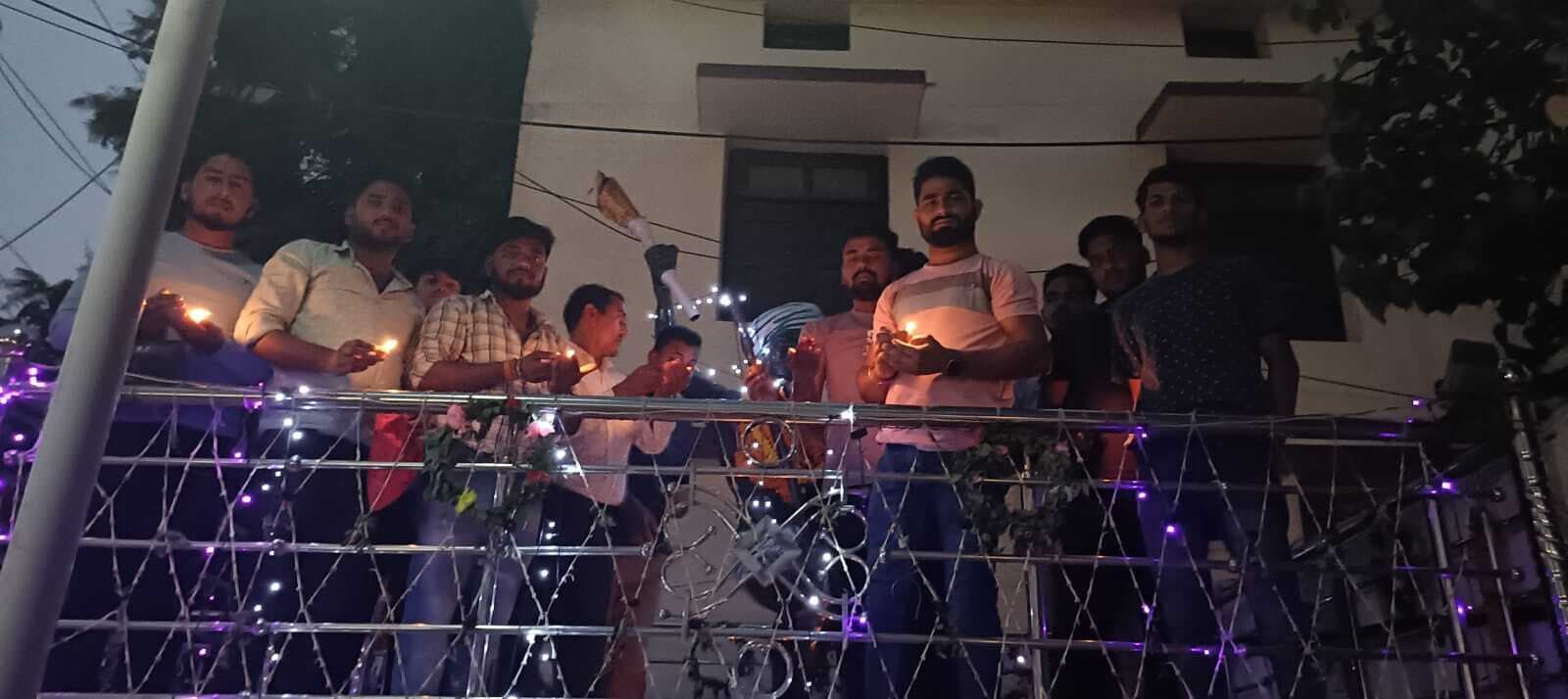 अभाविप ने बिरसा मुंडा की प्रतिमा के समक्ष जलाया दीप