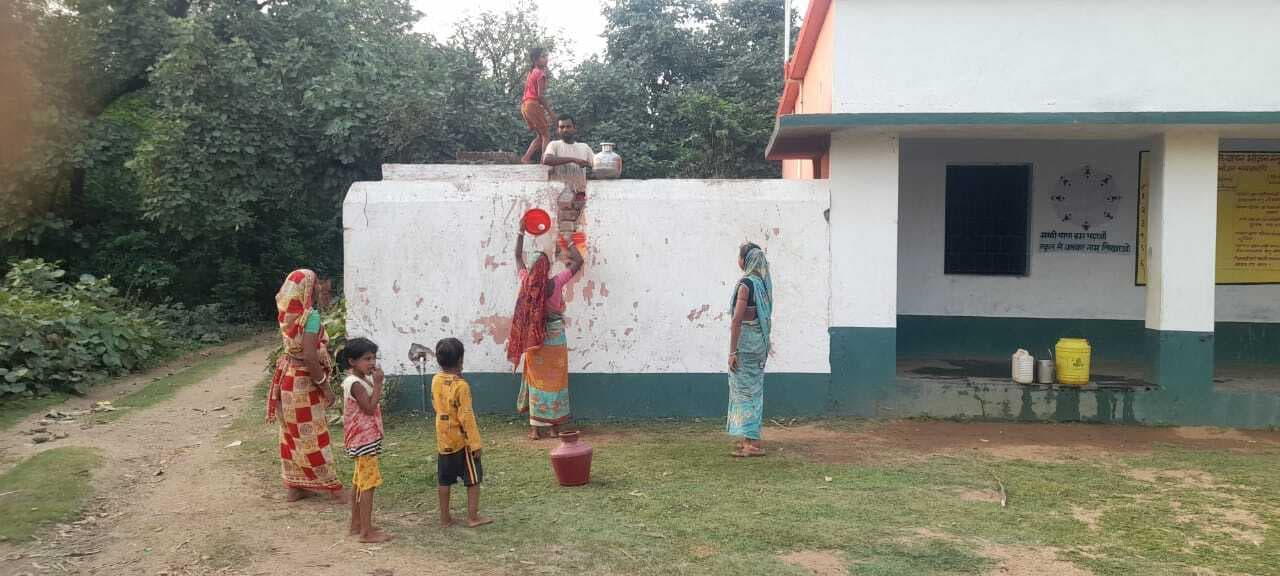 स्कूल की दीवार फांद कर पेयजल की जुगाड़ करने को मजबूर हैं लोग