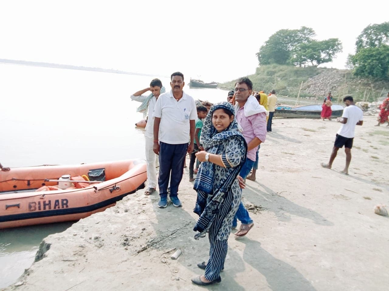 कड़ी मशक्कत के बाद गंगा नदी से निकाला गया शव