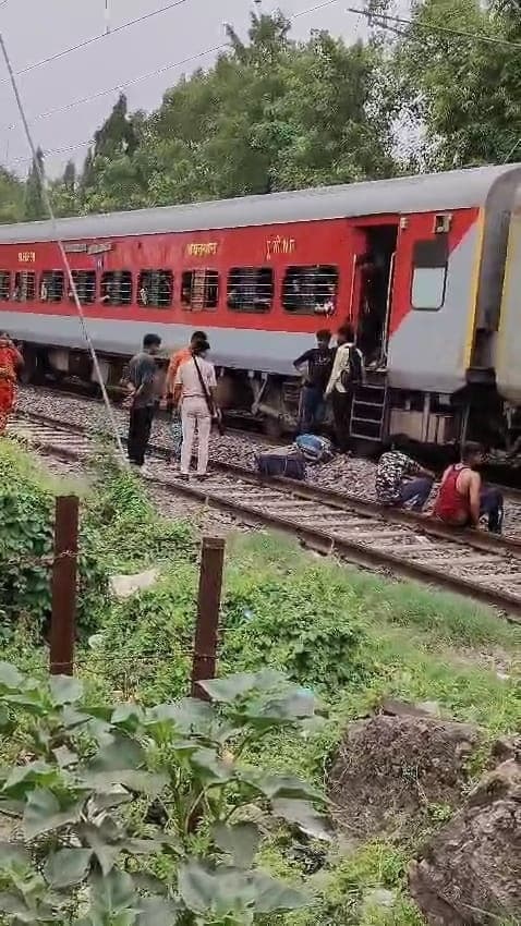 अवध-असम से शराब का बैग फेंक कर भागा तस्कर