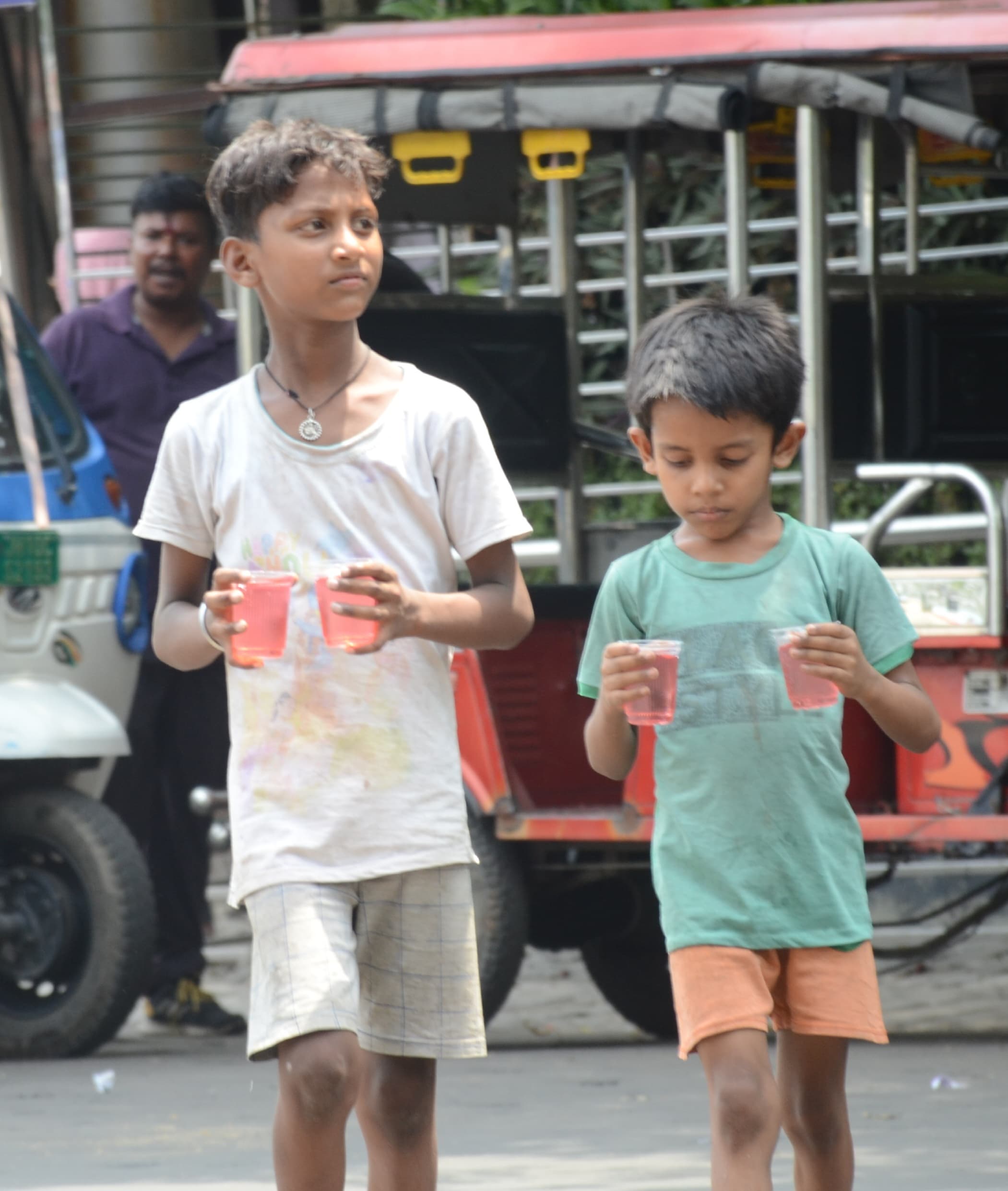 भीषण गर्मी के बीच सरकारी स्कूलों में चल रहीं कक्षाएं, छात्र-शिक्षक परेशान
