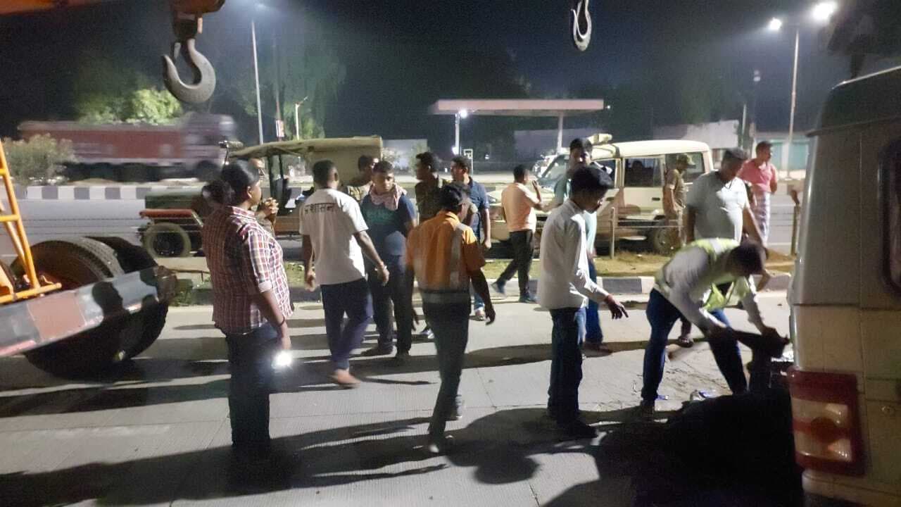 दुर्घटना में गो तस्कर और तीन मवेशियों की मौत