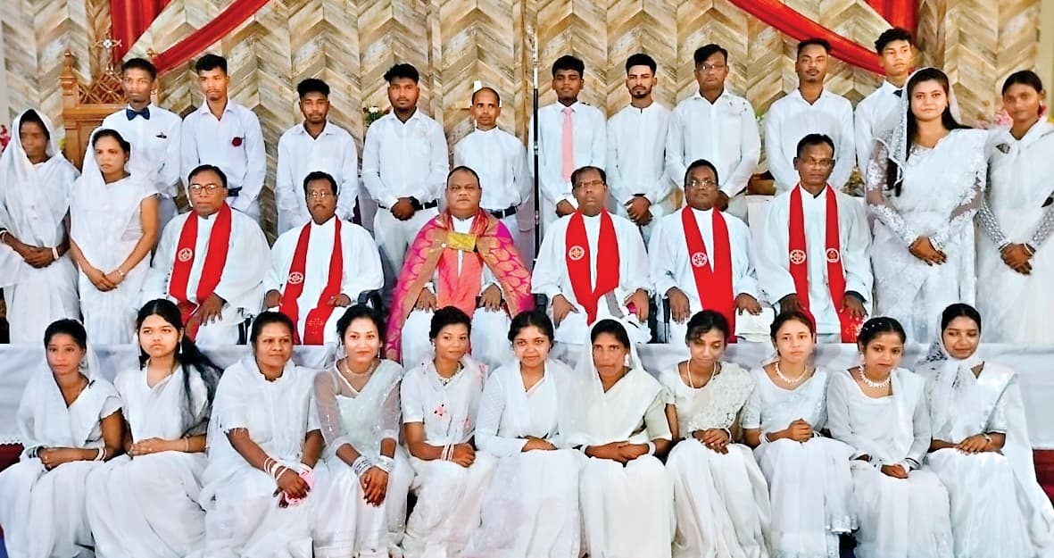 संत स्टीफन चर्च में 25 युवाओं ने किया यीशु को अंगीकार