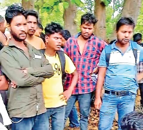 नौकरी देने के नाम पर 300 आदिवासी युवाओं से ठगी