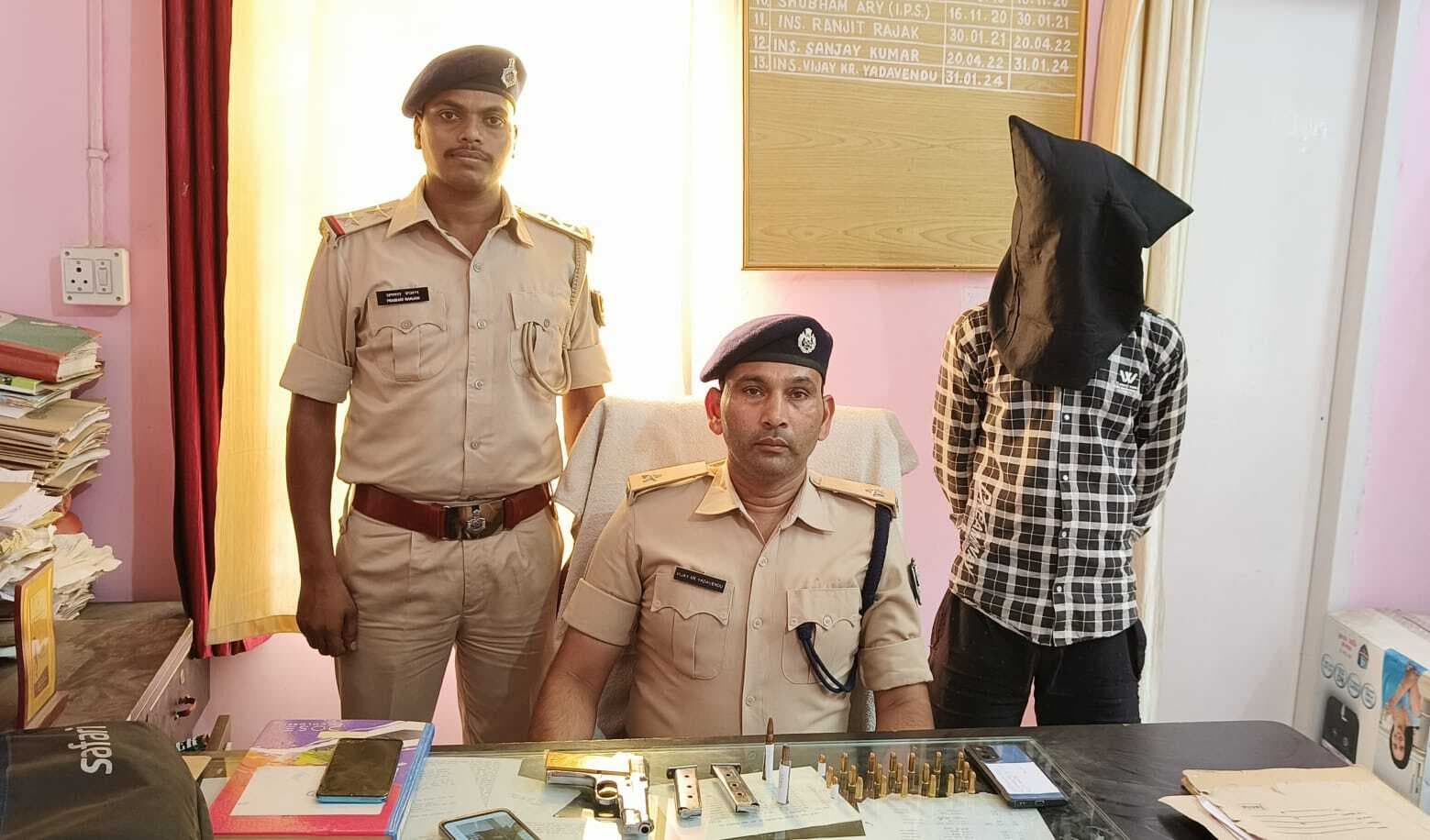 मोबाइल में मिला पिस्टल लहराने की तस्वीर, दो गिरफ्तार