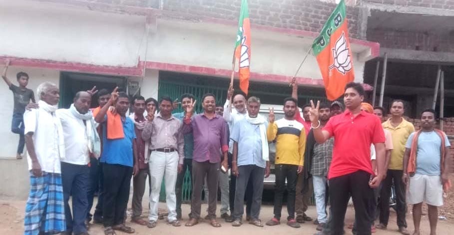 भाजपा कार्यकर्ताओं ने मिठाइ बांटकर मनायी खुशियां