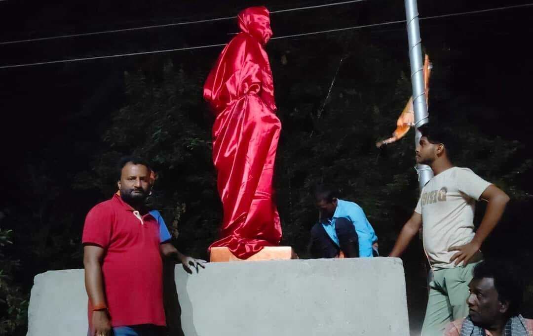 कुलपति आवास के सामने चौराहे पर लगा डॉ राजेंद्र प्रसाद की प्रतिमा