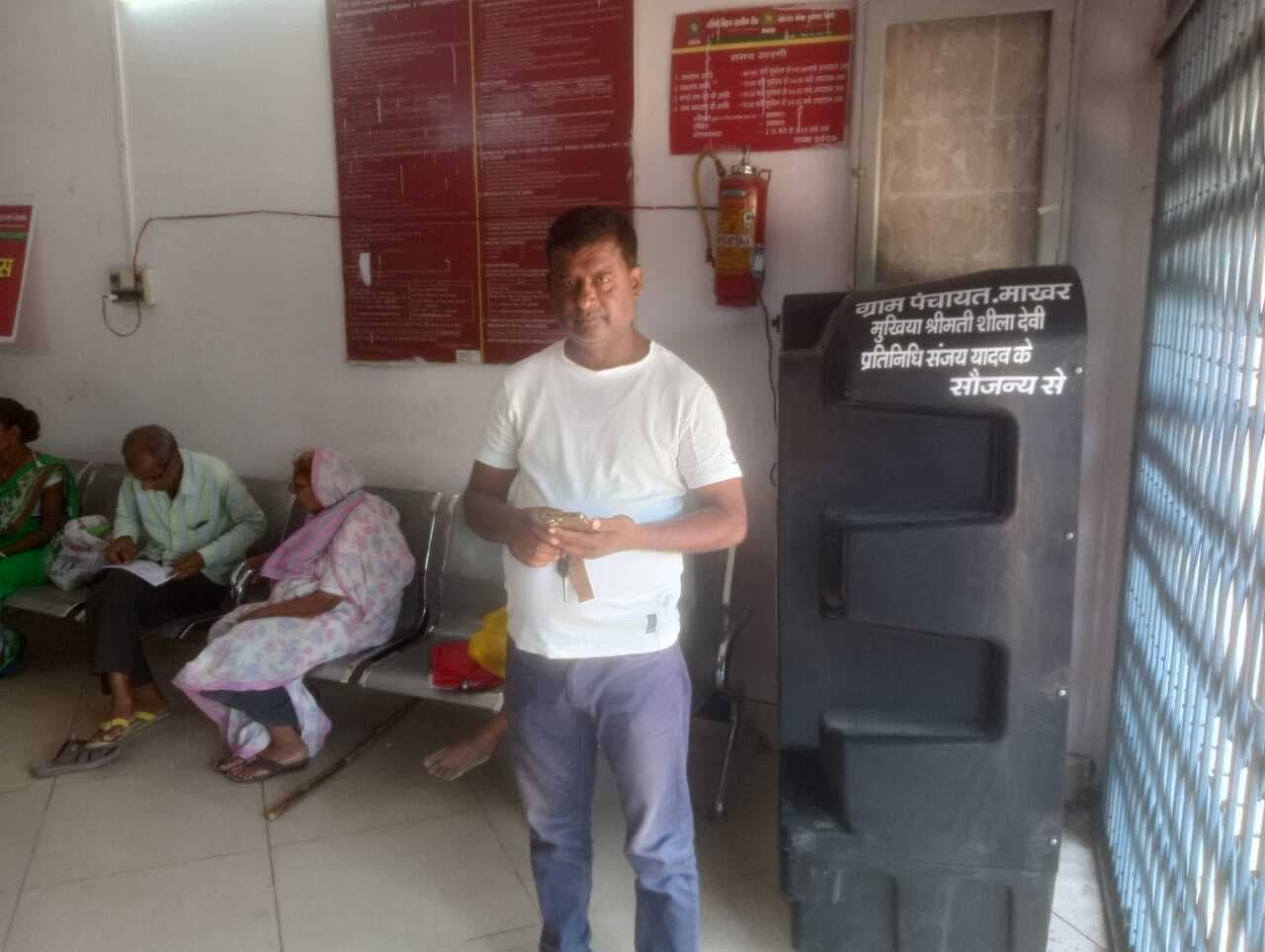 माखर मुखिया ने बैंक में दान किया कूलर, ग्राहकों को मिली राहत