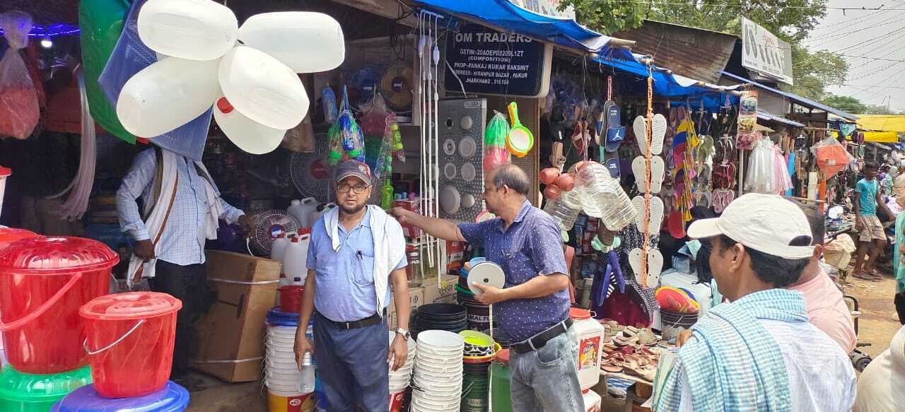 हिरणपुर बाजार में दुकानदारों की ओर से अतिक्रमण की हुई नापी