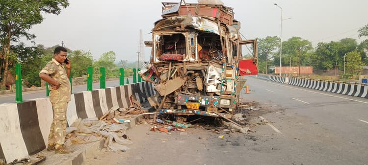 ट्रक ने जीटी रोड पर खड़े हाइवा में मारी टक्कर, चालक की मौत
