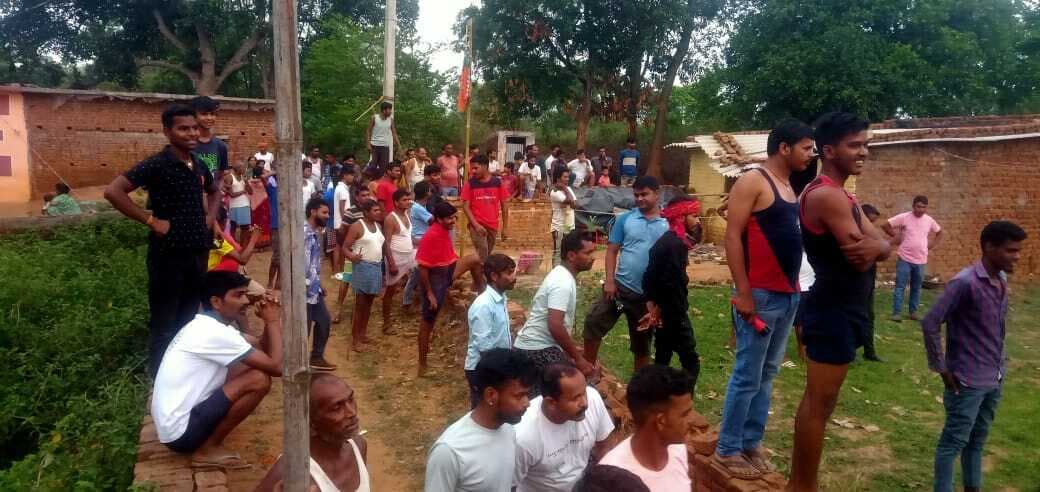 झुंड से बिछड़ा हाथी घुसा गांव में, छत पर चढ़कर बचायी जान