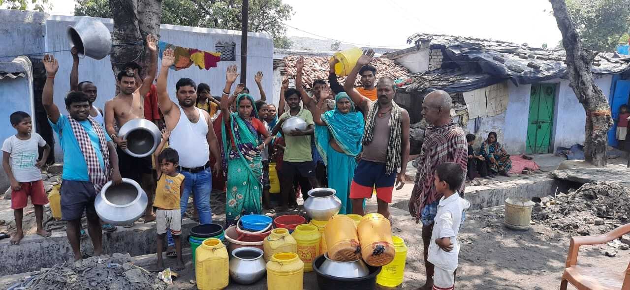 पानी की किल्लत झेल रहे एकड़ा के लोगों ने निगम व बीसीसीएल के खिलाफ प्रदर्शन