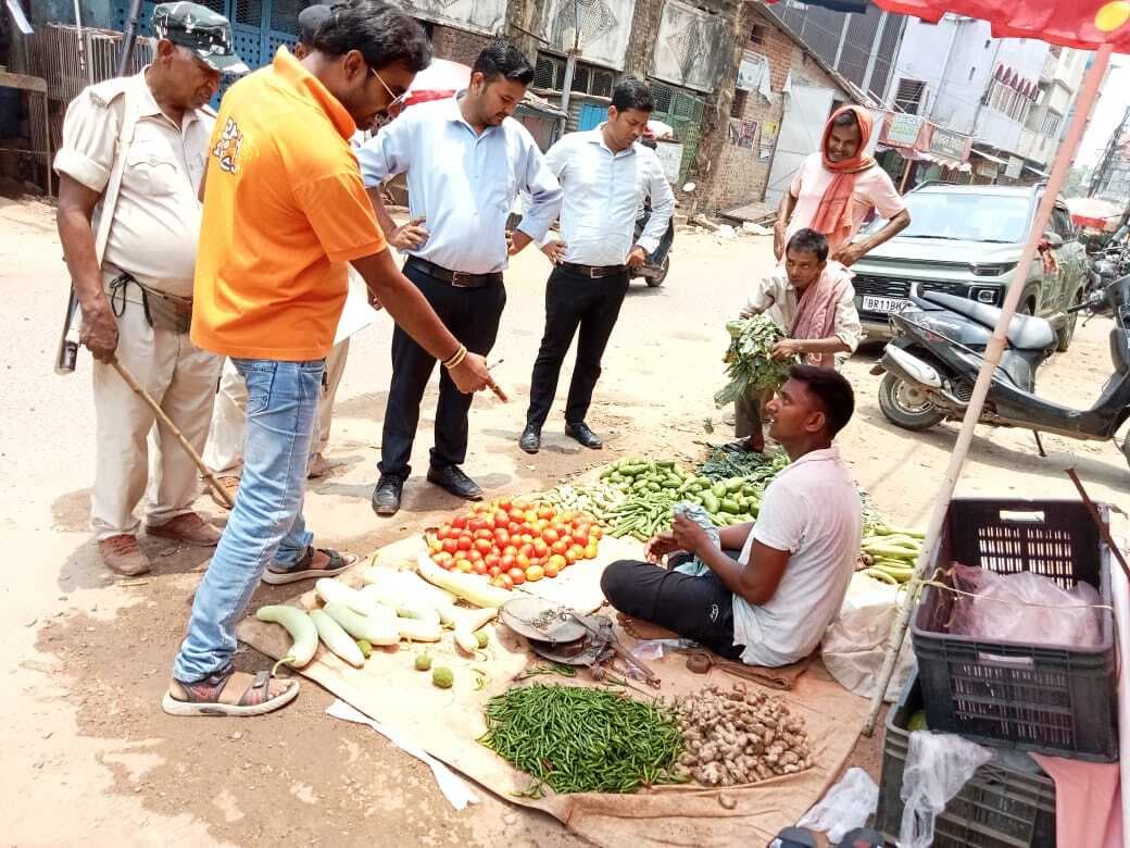 राम मंदिर मोड़ में निगम ने हटाया अतिक्रमण, दी चेतावनी